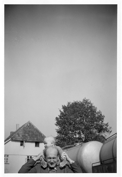 Schwarz-Weiß-Foto: Vor dem Gasthaus in dem Dorf Angerstein im Jahre 1954.