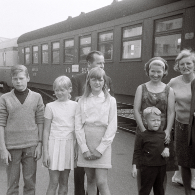 Vor der Rueckfahrt nach Hildesheim auf dem Bahnhof von Oulu: Mein finnischer Austauschschueler, seine Schwester, sein Vater, eine Freundin seiner Schwester, seine Mutter, meine Eltern. 1967. Foto: Erwin Thomasius.