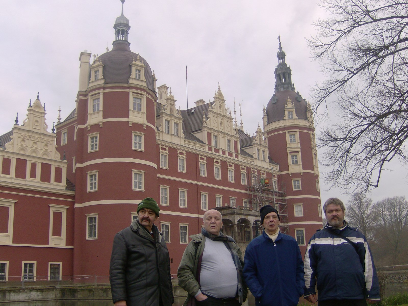 Farbfoto: Vier Berliner vor dem Neuen Schloss in dem von Fürst Pückler angelegten Park in Bad Muskau im November des Jahres 2011. Fotograf: Ralph Ivert.