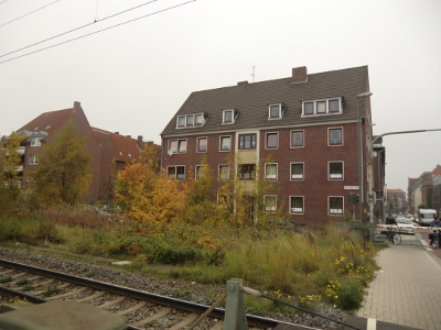 Farbfoto: Im Vordergrund die von Leer im Bild unten rechts nach Emden verlaufende eingleisige Eisenbahnstrecke. Im Hintergrund in der Mitte die Fürbringerstraße. Im Hintergrund rechts im Bild die Nesserlander Straße. Im Oktober des Jahrs 2012 in Emden. Foto: Erwin Thomasius