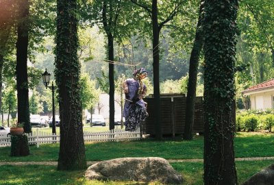 Farbphoto: Eine Hexenattrappe in der Größe eines erwachsenen Menschen in Thale. Mai 2009.