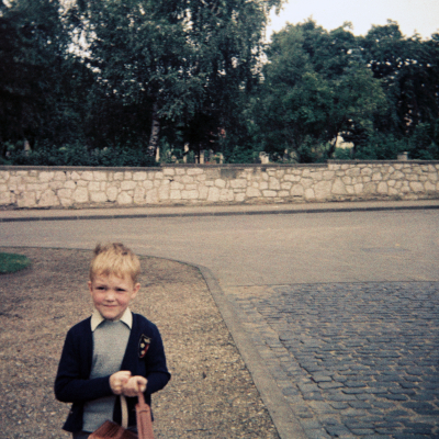 Ein Junge am Tage seiner Einschulung in die Erste Klasse an der Hohnsenschule in Hildesheim. In der Struckmannstraße/ Ecke Sprengerstraße in Hildesheim im Jahre 1967. Farbfoto.