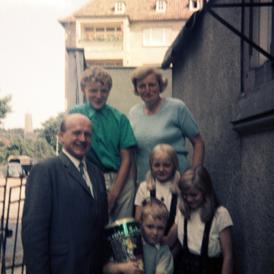 Auf der Treppe zur Veranda in der Struckmannstraße/ Ecke Sprengerstraße in Hildesheim im Jahre 1967. Farbfoto.