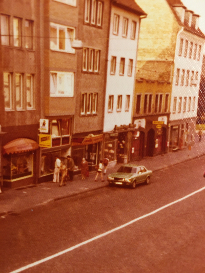 Foto von der Schuhstraße mit der Kneipe Hipetuk in Hildesheim aus den 1970er Jahren. Fotograf: Hartmut Meyer.