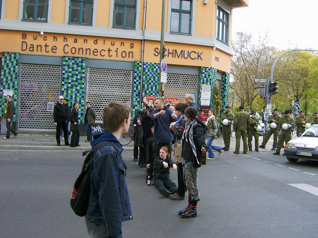 Farbfoto vom 1. Mai 2006 in Kreuzberg in Berlin (Germany). In der Oranienstraße. Im Bildhintergrund links die italienische Buchhandlung Dante Connection. Copyright by Kim Hartley.