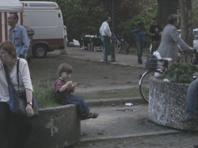 Ein Kind mit einer Waffeltuete Eis auf dem Mariannenplatz in Kreuzberg am ersten Mai 2005. Photo: Kim Hartley.