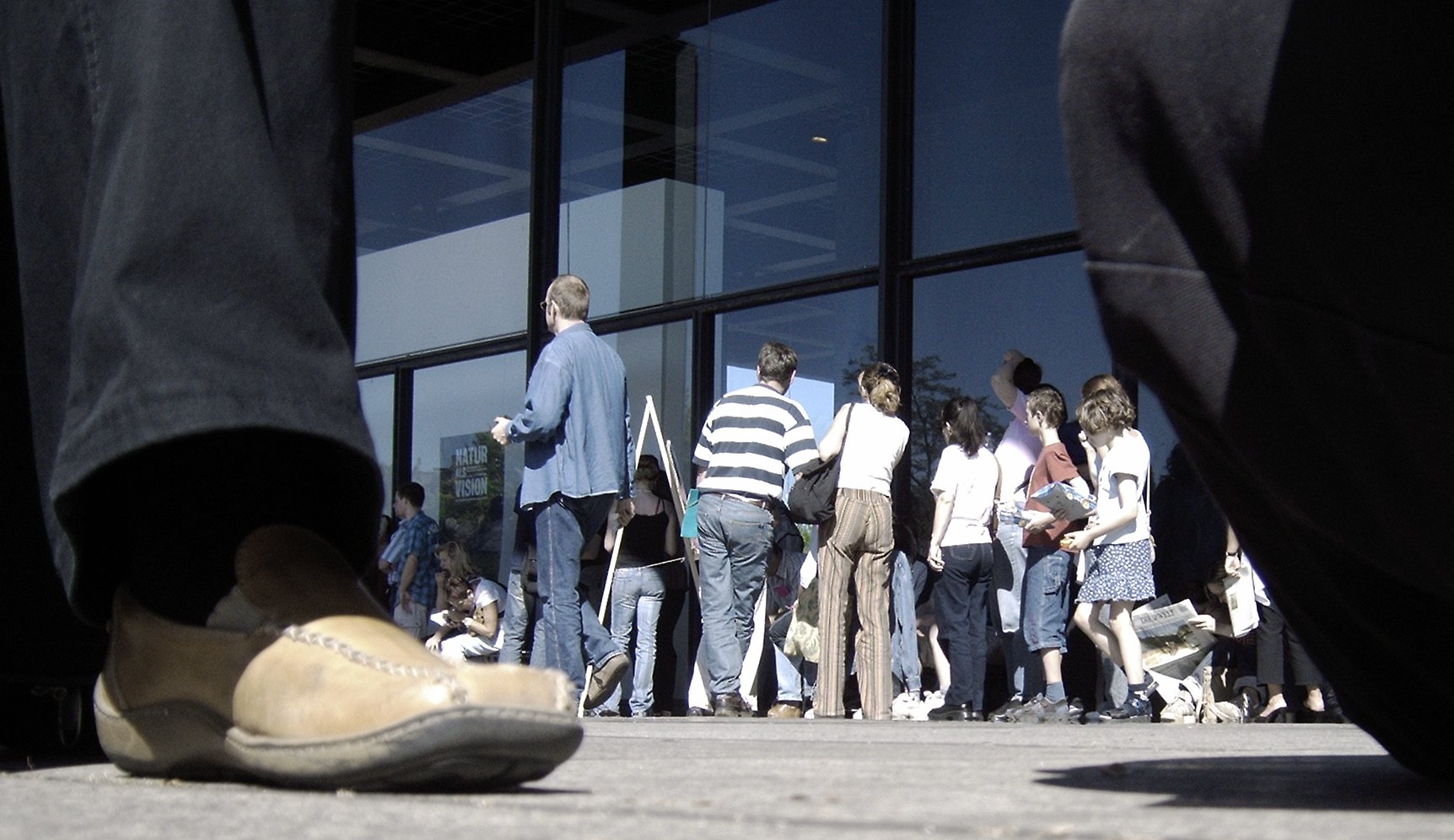 In der Schlange vor der Kunstausstellung MoMA in Berlin im September 2004. Photo: Kim Hartley.