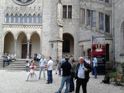 Farbfoto: Im Schlosshof in der Marienburg auf dem Marienberg bei Nordstemmen im Jahre 2014. Fotograf: Ralph Ivert.