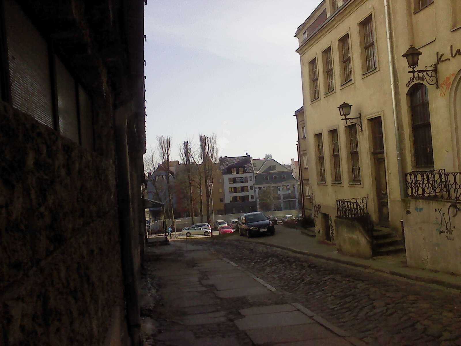 Farbfoto: Die mit Kopfsteinpflaster gepflasterte Gasse ul. Kusnierska in Stettin in Polen im März des Jahres 2012. Fotografin: Justyna Herc.