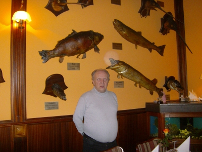 Farbfoto: Erwin Thomasius in dem Fischrestaurant CHIEF NOWY in Stettin in Polen im März des Jahres 2012. vor einer Wand mit präparierten Fischtrophäen. Fotograf: R.I.