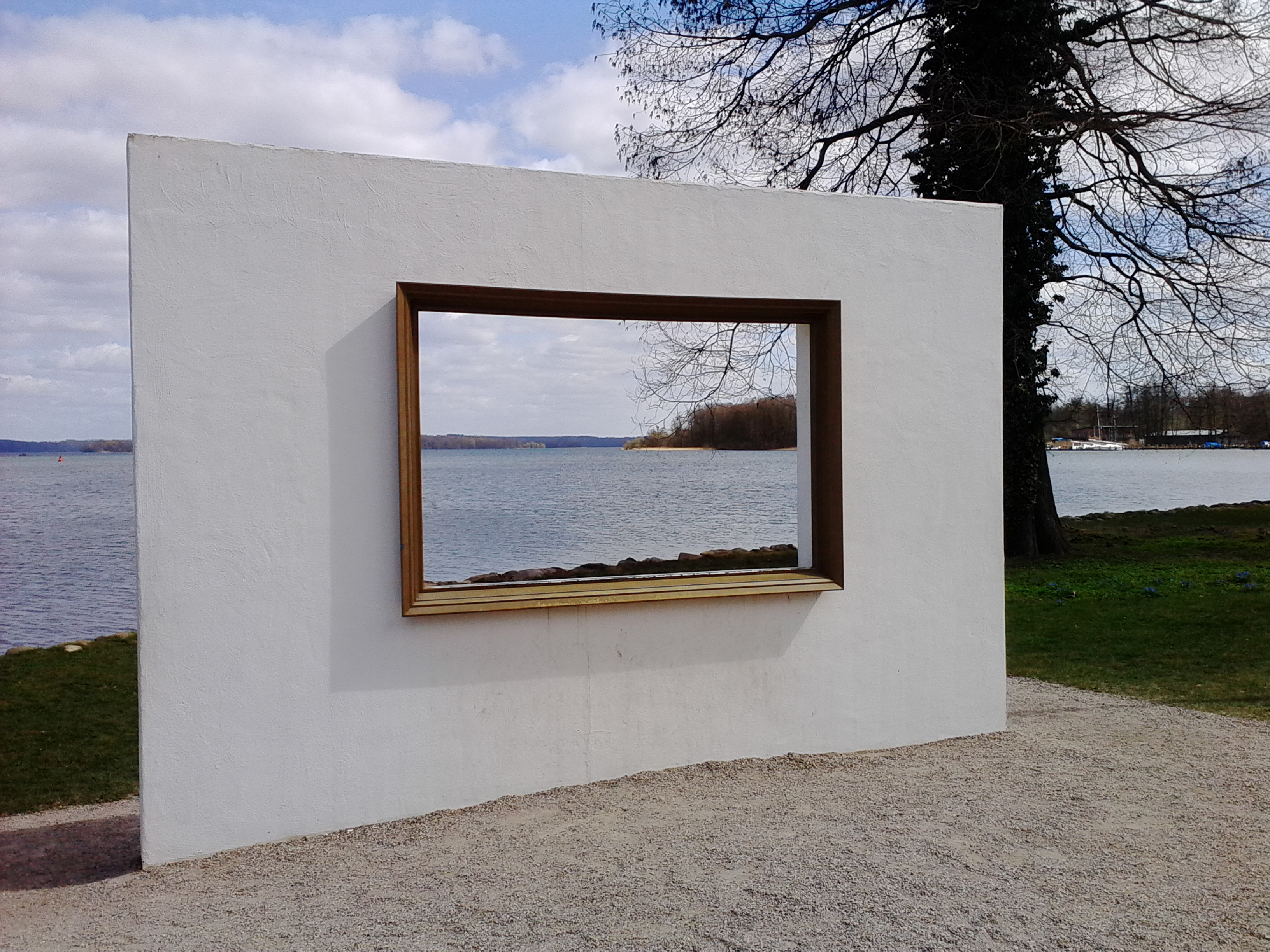 Farbfoto: Das Kunstwerk Situation Dictionary des Polnischen Künstlers Kamil Kuskowski auf der Schlossinsel im Schweriner See in Schwerin am Donnerstag, dem 16. April im Jahre 2015. Fotograf: R.I.