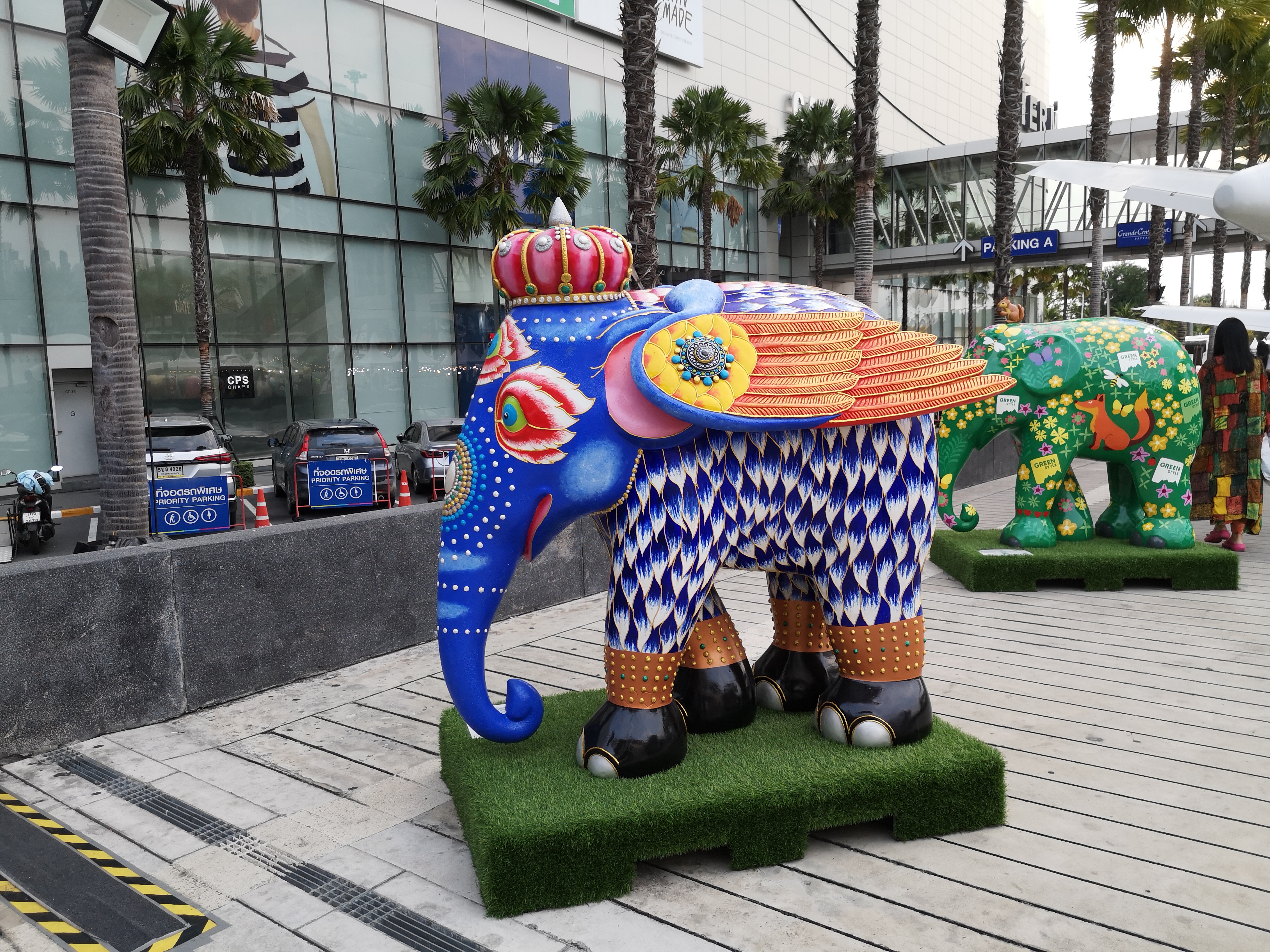 Foto von bemalten Elefantenplasiken in Pattaya, in Thailand. Im März des Jahres 2025. Fotograf: Erwin Thomasius.