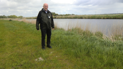 Foto von Erwin Thomasius vor dem Knockster Tief bei Uhlsmeer bei Groß Midlum im Mai des Jahres 2016. Fotografin: I.O.