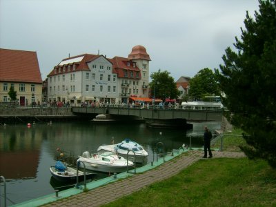 Farbfoto: Die Bahnhofsbrücke in Warnemünde im Juni des Jahres 2009. Fotograf: Bernd Paepcke.