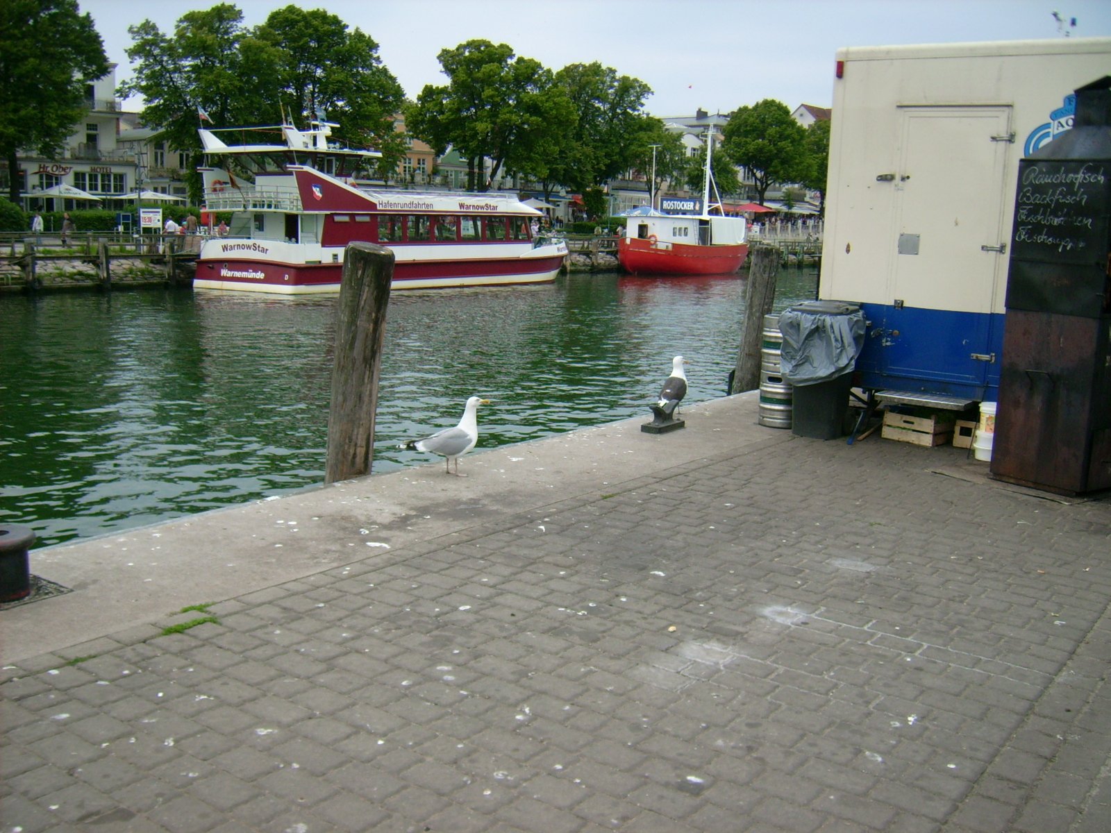 Farbfoto: Verkauf von Räucherfisch, Backfisch, Fischbrötchen und Fischsuppen in Warnemünde im Juni 2009. Fotograf: Bernd Paepcke.