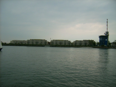 Farbfoto: Blick zum Rostocker Ortsteil HOHE DÜNE von Warnemünde aus. Im Juni des Jahres 2009. Fotograf: Bernd Paepcke.