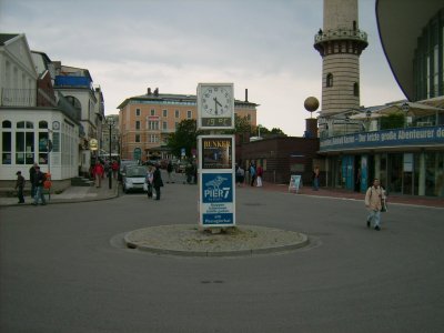 Farbphoto: Blick auf den Leuchtturm in Warnemünde. Im Juni 2009. Photograph: Bernd Paepcke.