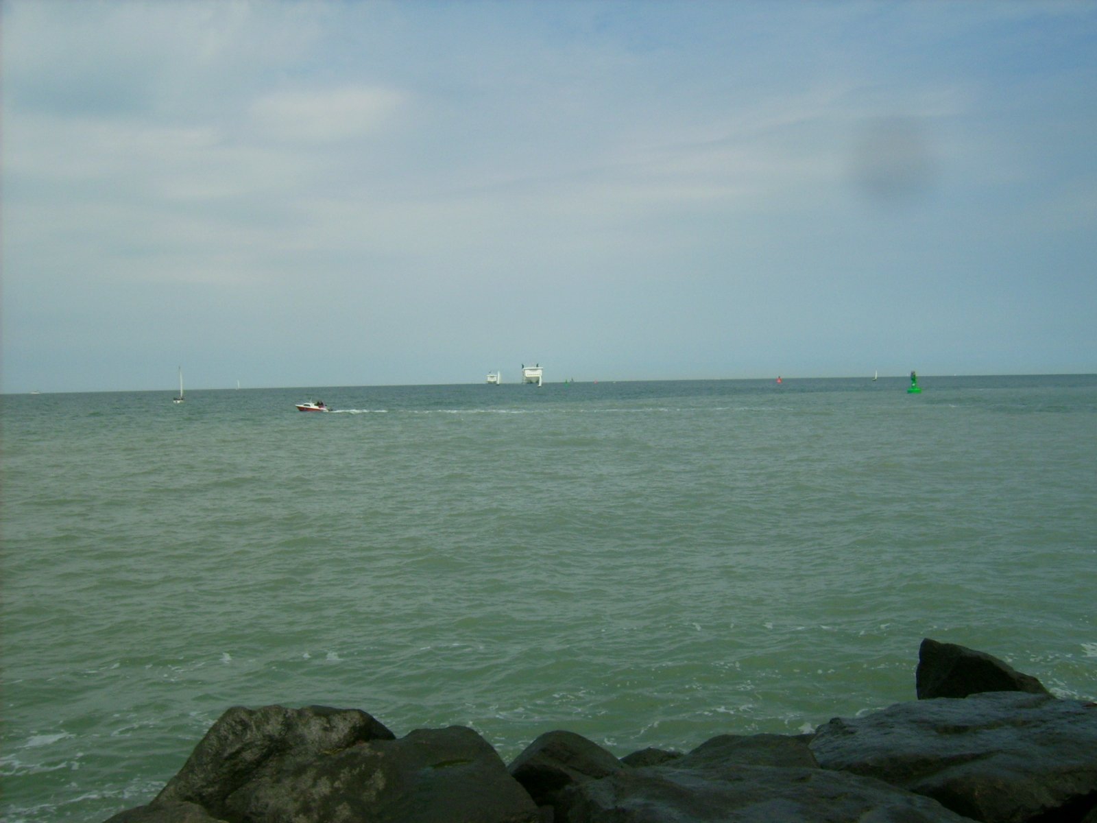 Farbfoto: Blick auf die Ostsee von Warnemünde aus. Im Juni 2009. Fotograf: Bernd Paepcke.