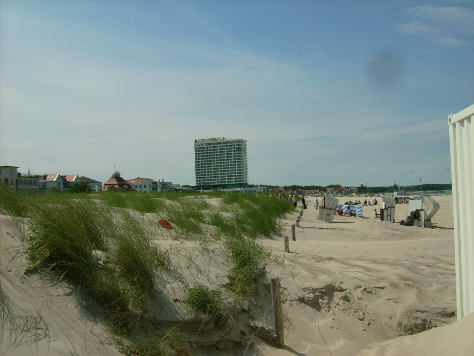 Farbphoto: Blick auf das Hotel Neptun und auf einen Sandstrand in Warnemünde. Juni 2009. Photograph: Bernd Paepcke.