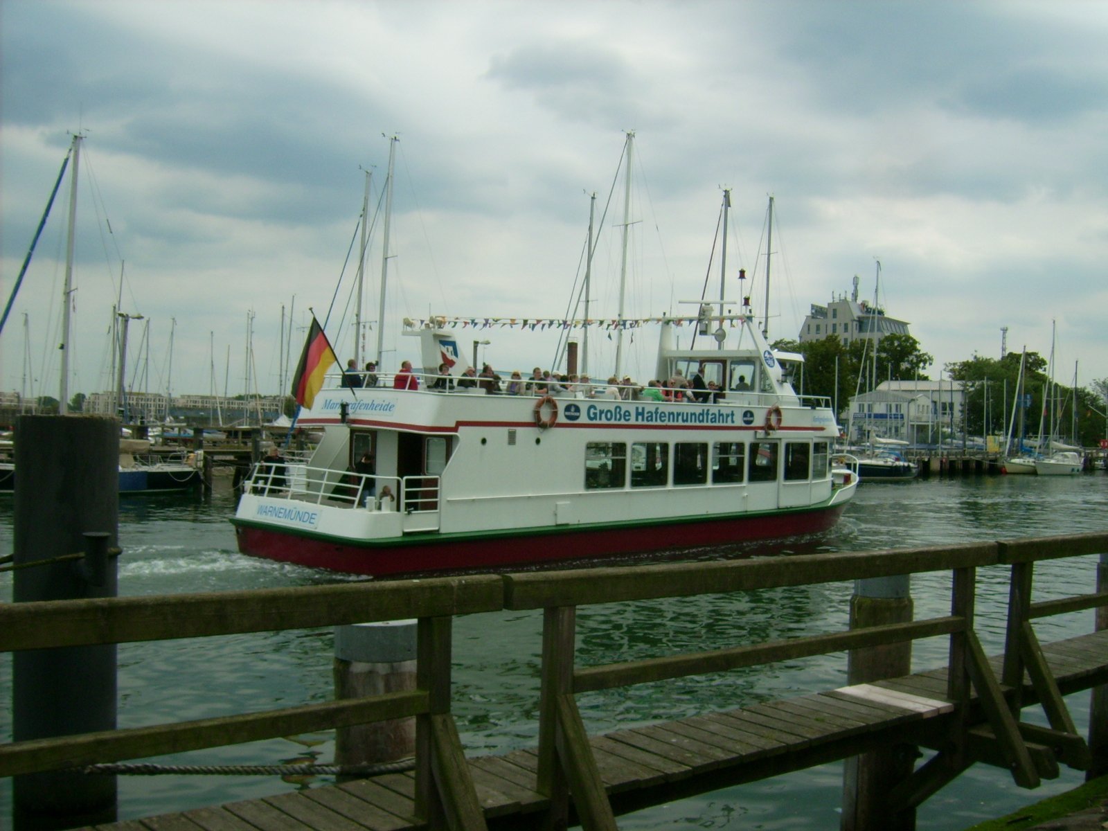 Farbphoto: Das Hafenrundfahrtsschiff MS MotorSchiff MARKGRAFENHEIDE in Warnemünde im Juni 2009. Photograph: Bernd Paepcke.