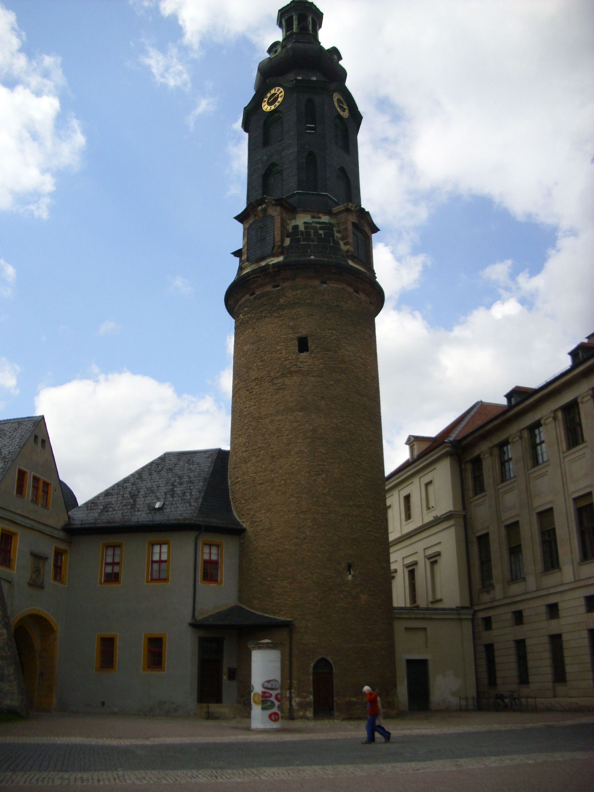 Farbfoto: Die Bastille und der Hausmannsturm und eine Litfasssäule und das Residenzschloss in Weimar im Jahre 2012. Fotograf: Bernd Paepcke.