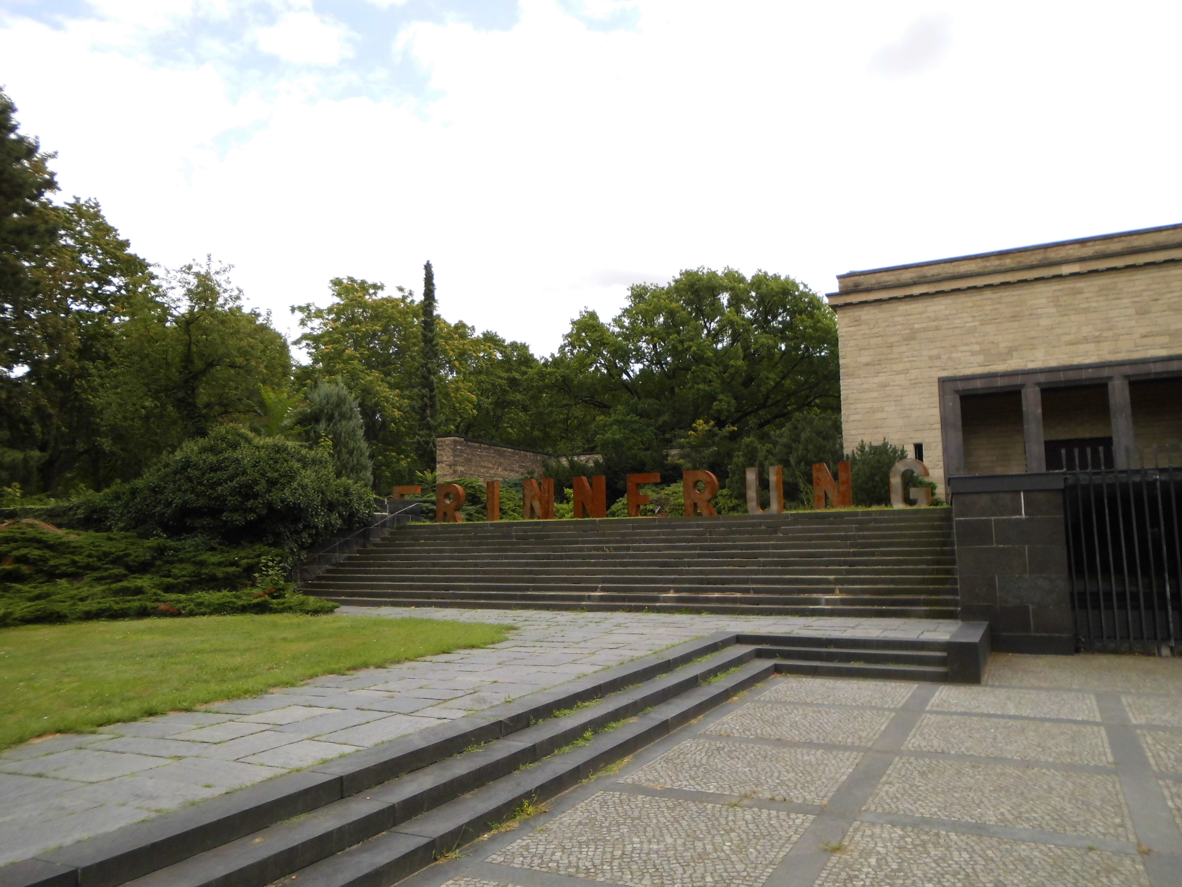 Farbfoto: In dem landeseigenen Friedhof Lilienthalstrsse im Volkspark Hasenheide im August des Jahres 2014. Fotograf: Bernd Paepcke.