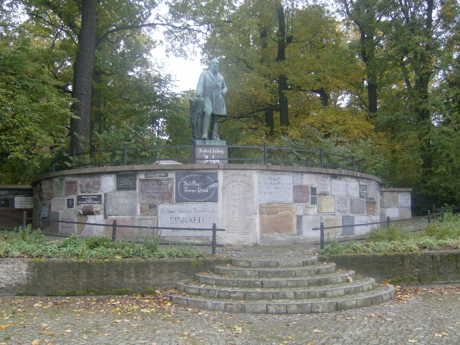 Farbfoto: Das Jahn-Denkmal im Volkspark Hasenheide im Oktober des Jahres 2011. Fotograf: R.I.