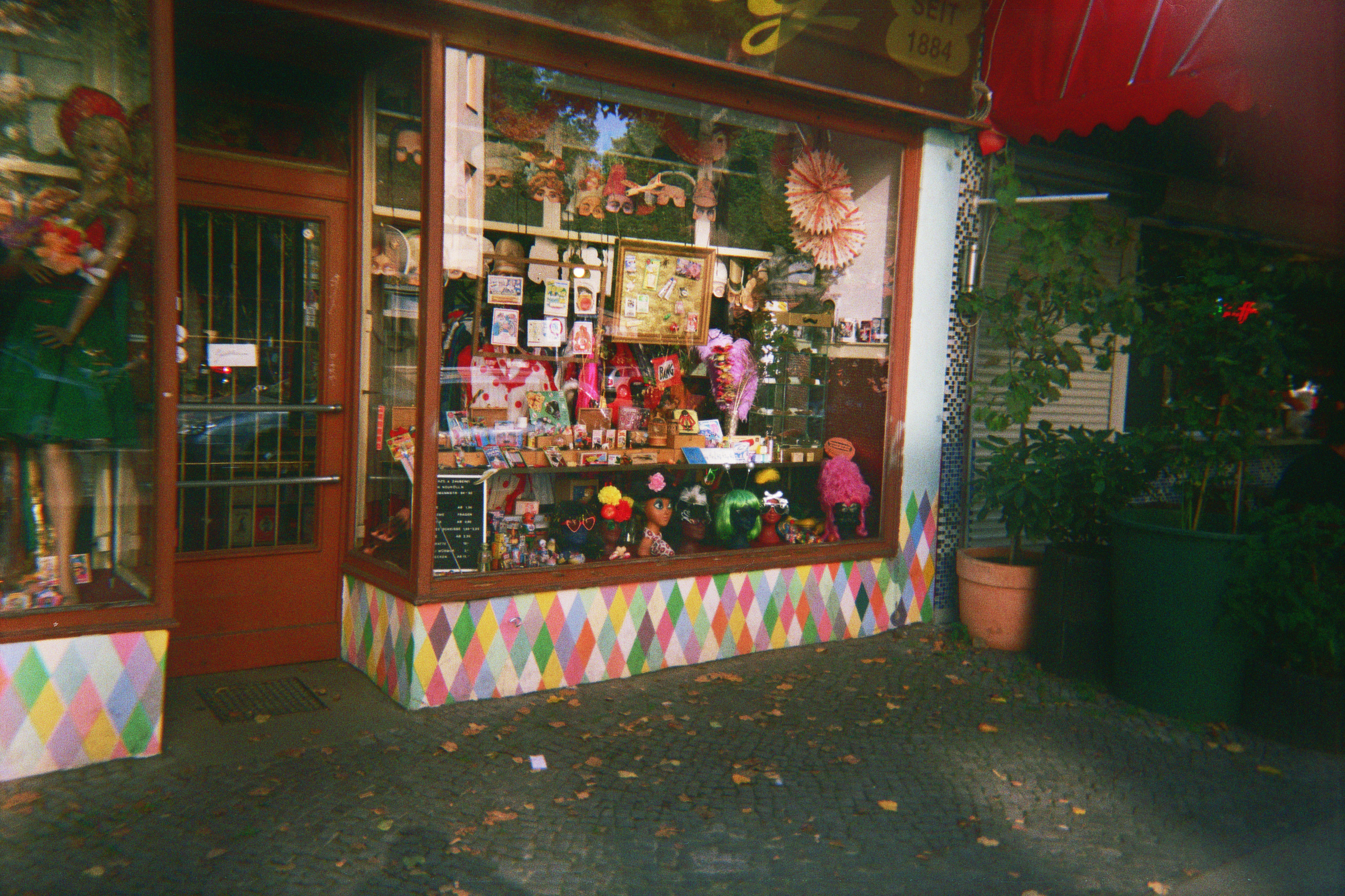 Farbfoto: Blick in ein Schaufenster des Geschäftes für Zaubererbedarf und für Zauberinnenbedarf der Zauberkönig. Im Bezirk Neukölln in Berlin im Oktober des Jahres 2014. Foto: Erwin Thomasius.