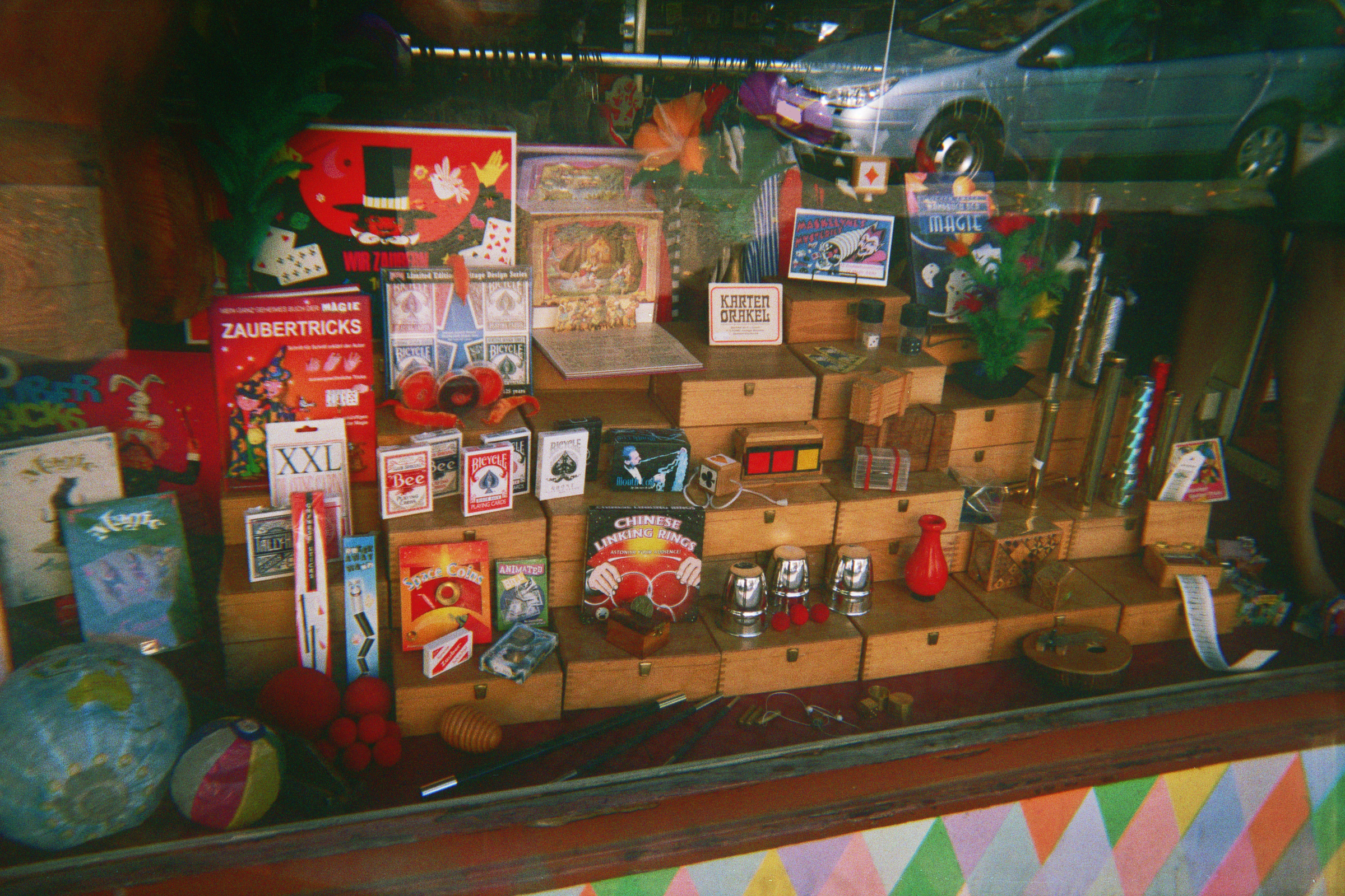 Farbfoto: Blick in ein Schaufenster von dem Geschäft für Gegenstände und Bücher für Zauberer und Zauberinnen in der Hermannstraße. Im Bezirk Neukölln in Berlin im Oktober des Jahres 2014. Foto: Erwin Thomasius.