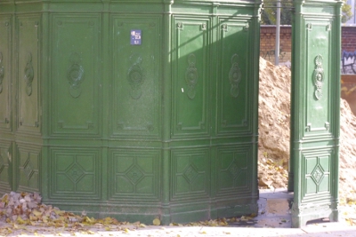 Farbfoto: Ein Pissoir in der Karl-Marx-Straße im Bezirk Neukölln in Berlin im Oktober des Jahres 2010. Foto: Erwin Thomasius.