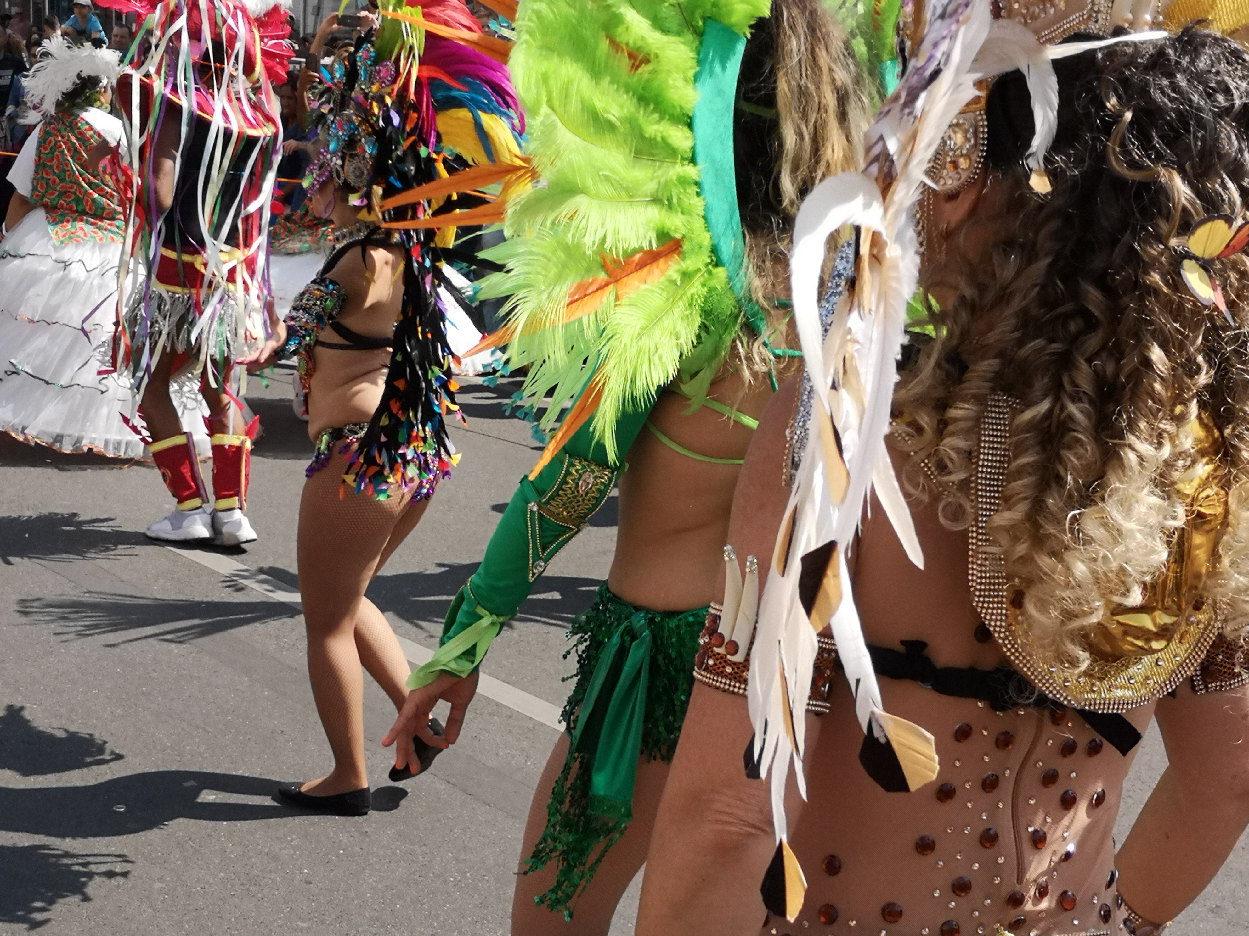 Foto von Samba beim Umzug vom Karneval der Kulturen am 28. Mai 2023 in Kreuzberg und in Neukölln in Berlin. Fotograf: Erwin Thomasius.