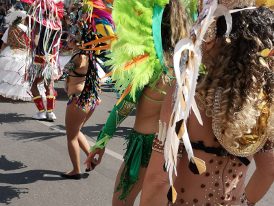 Farbfoto vom Samba auf dem Umzug vom Karneval der Kulturen auf der Straße Hasenheide in Berlin am 28. Mai 2023. Fotograf: Erwin Thomasius.