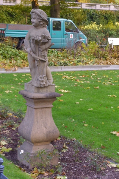 Eine den Sommer darstellende Statue im Körnerpark in Neukölln in Berlin im Oktober 2010. Foto: Erwin Thomasius.