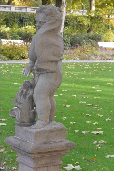 Farbfoto: Den Winter darstellende Statue im Körnerpark im Bezirk Neukölln in Berlin im Oktober 2010. Foto: Erwin Thomasius.