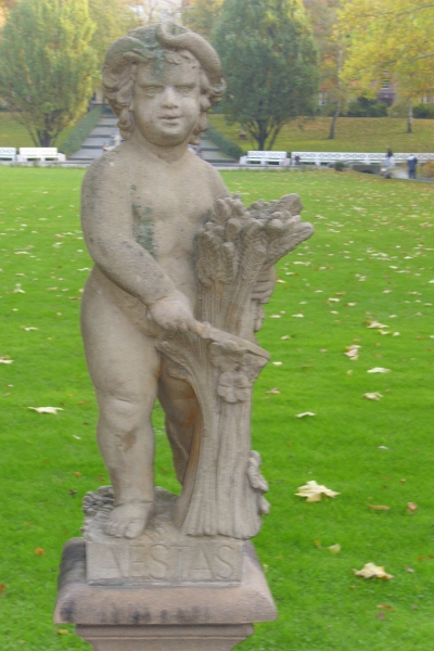 Farbfoto: Den Sommer darstellende Statue im Körnerpark im Bezirk Neukölln in Berlin im Oktober 2010. Foto: Erwin Thomasius.