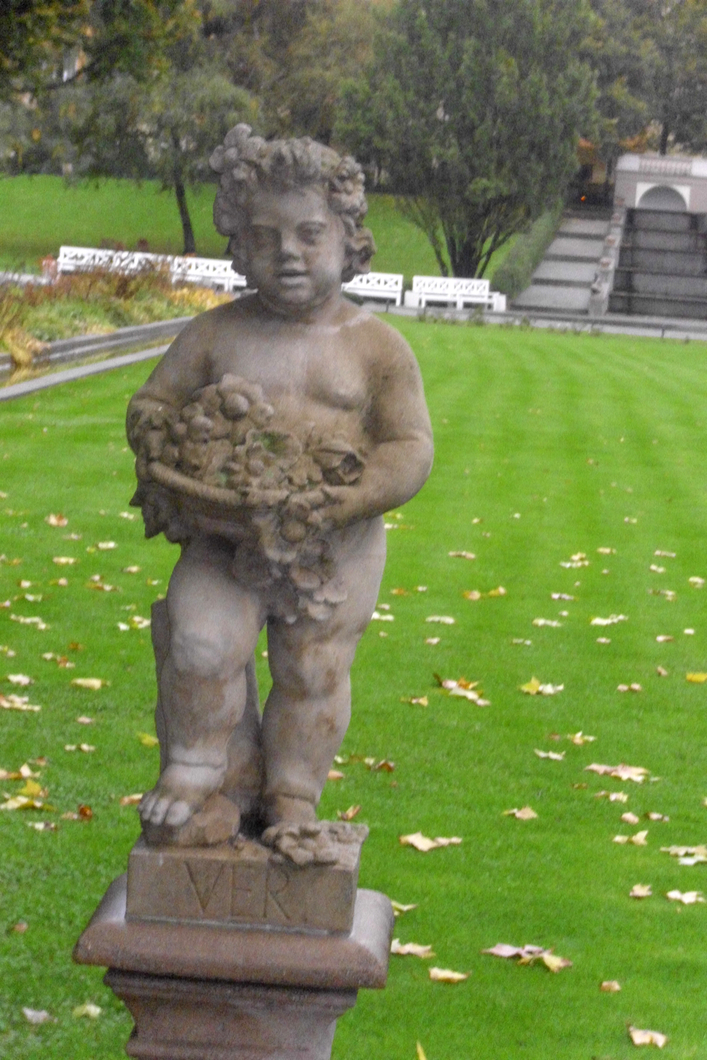 Farbfoto: Die den Herbst darstellende Statue im Körnerpark in Neukölln in Berlin im Oktober 2010. Foto: Erwin Thomasius.