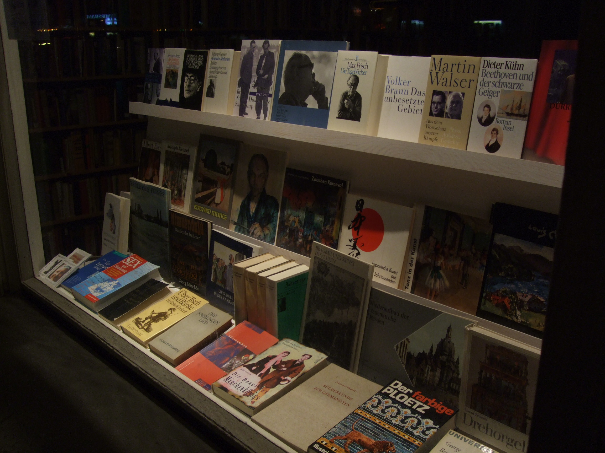 Blick in ein Schaufenster einer Buchhandlung für gebrauchte Fachbücher in der Simon-Dach-Straße in Friedrichshain in Berlin in einer Nacht im November 2007. Photo: Kim Hartley.