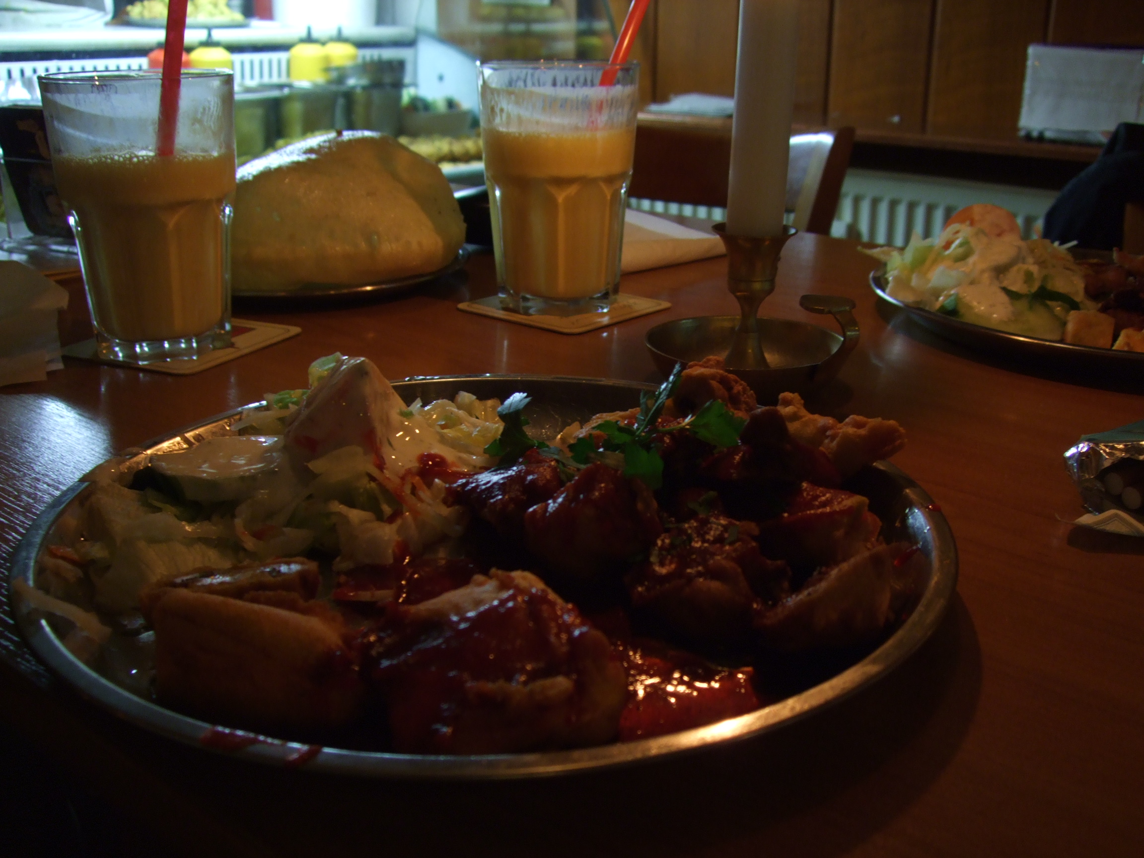 Farbphoto von zwei Gläsern Mango-Lassi, zwei Pakora-Gerichten und einem Bathura-Brot in dem Indischen Restaurant in der Simon-Dach-Straße in Friedrichshain in Berlin im November 2007. Photo: Kim Hartley.