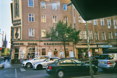 Farbfoto: Das Musikfachgeschäft MUSIK BADING in der Karl - Marx - Straße / Ecke Thomasstraße. Im Bezirk Neukölln in Berlin im Oktober des Jares 2014. Foto: Erwin Thomasius.