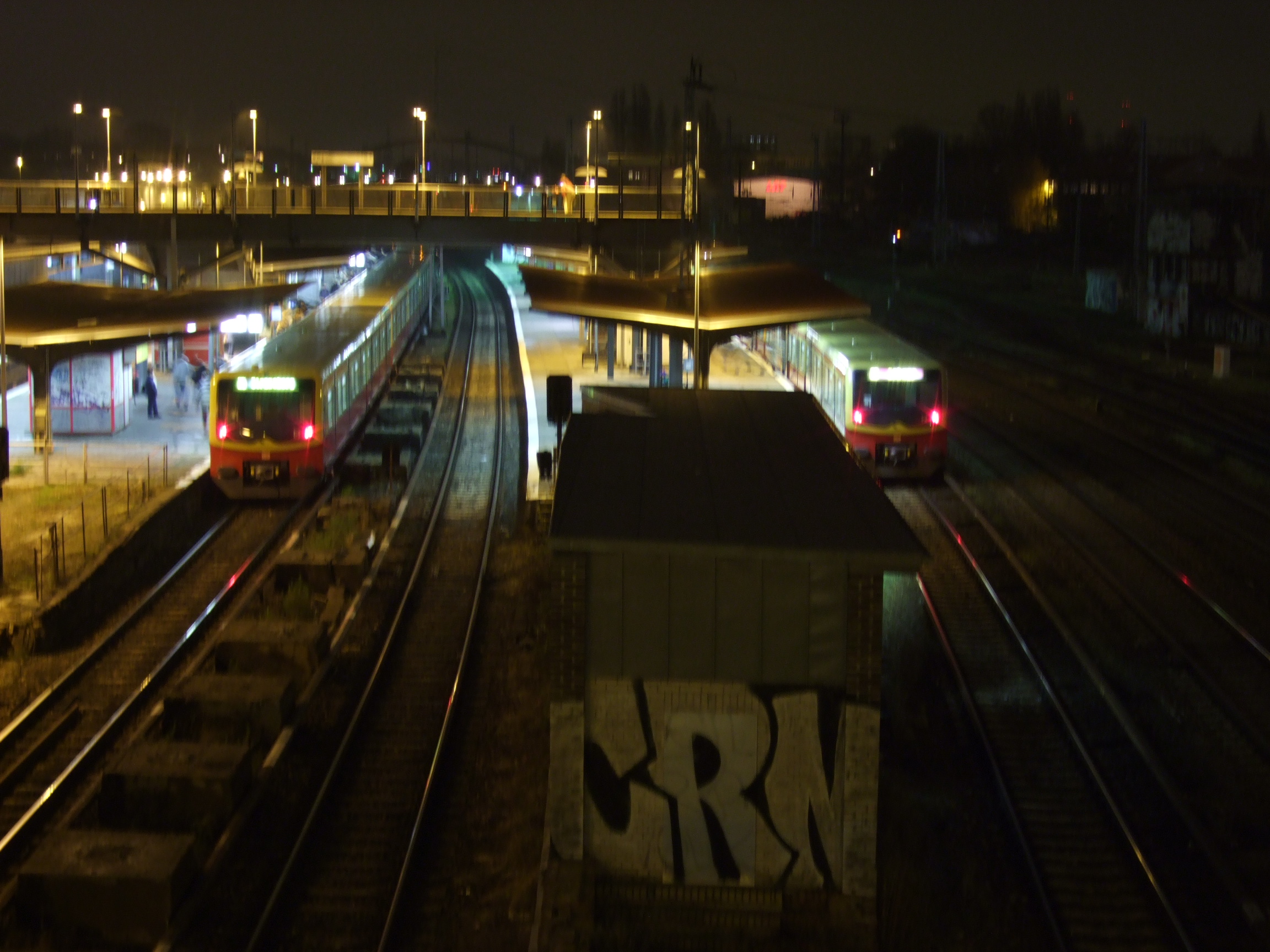 Farbphoto von dem S-Bahnhof Warschauer Straße bei Nacht im November 2007. Photo: Kim Hartley.